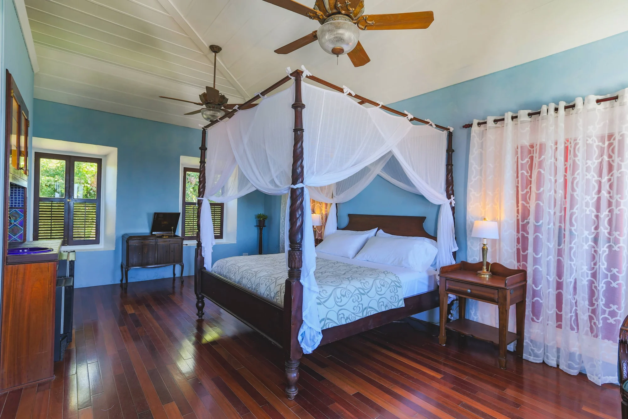 featherleafinn_12_12_Bzn9R